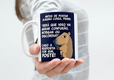 Caneca de Cerâmica com Frase Engraçada, Capivara Divertida, Design Humorístico (Antes de Postar...).