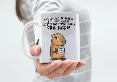 Caneca de Cerâmica com Capivara Matemática, Estampa Engraçada (Mais um Ano se Passou...), 325ml, Branca