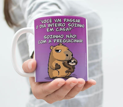 Caneca de Cerâmica com Desenho de Preguiça e Capivara, Estampa Roxa com Frase Engraçada (Sozinho...), 325ml